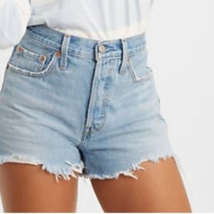 levi's 501 light wash button fly high waisted raw hem shorty shorts womens 28